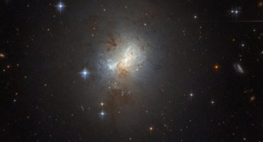 en la constelación de Pyxis (The Compass), la ESO 495-21 es una galaxia enana estelar